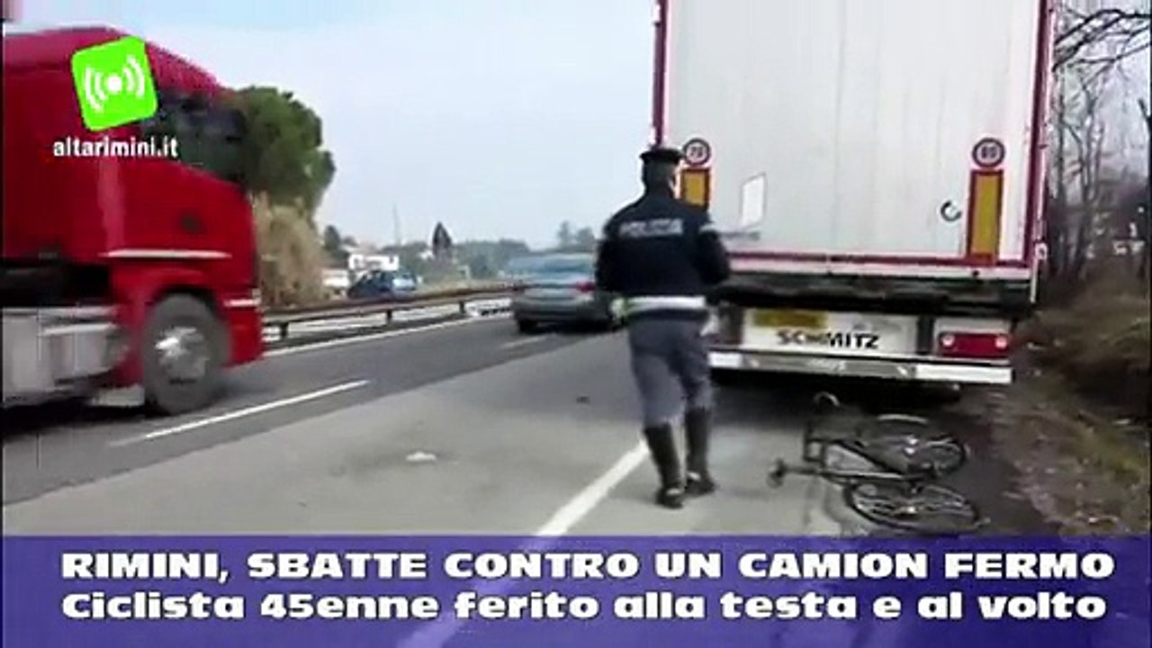 Video: pedala a testa bassa, ciclista 45enne si schianta contro un camion fermo