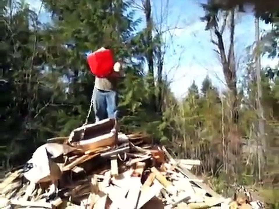 Allumer un très gros feu et... Boum! Gros FAIL