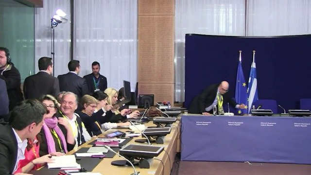 بورصة أثينا تتراجع عند اعادة فتحها بعد خمسة اسابيع من الاغلاق