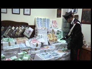 Скачать видео: Villaricca (NA) - Scoperti 52 milioni di euro falsi in una cantina -2- (12.02.15)