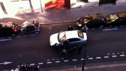 Un policier frappe un retraité