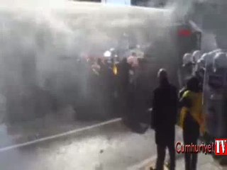 İzmir'de TOMA'lı sert müdahale
