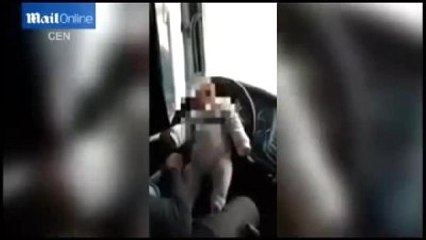 Bebeğini Direksiyona Bağlayarak Araç Kullanan Baba İnfial Yarattı