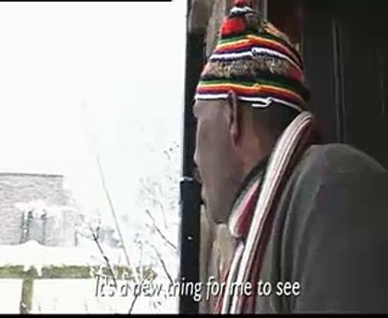 Un papou voit la neige pour la première fois