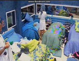 GH15 LUAN SALIENDO DE LA ALBERCA