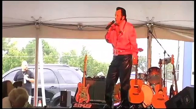 Kim Kredel sings the Elvis song Viva Las Vegas at Elvis Week 2012