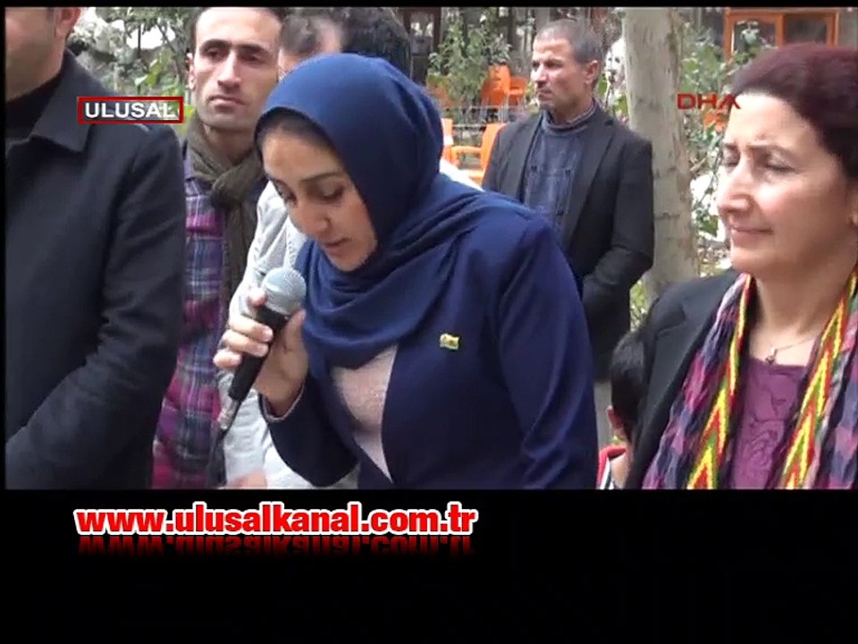 “Türkiye Partisi“ etiketli HDP'nin İlçe Başkanı Abdullah Öcalan rozeti taktı