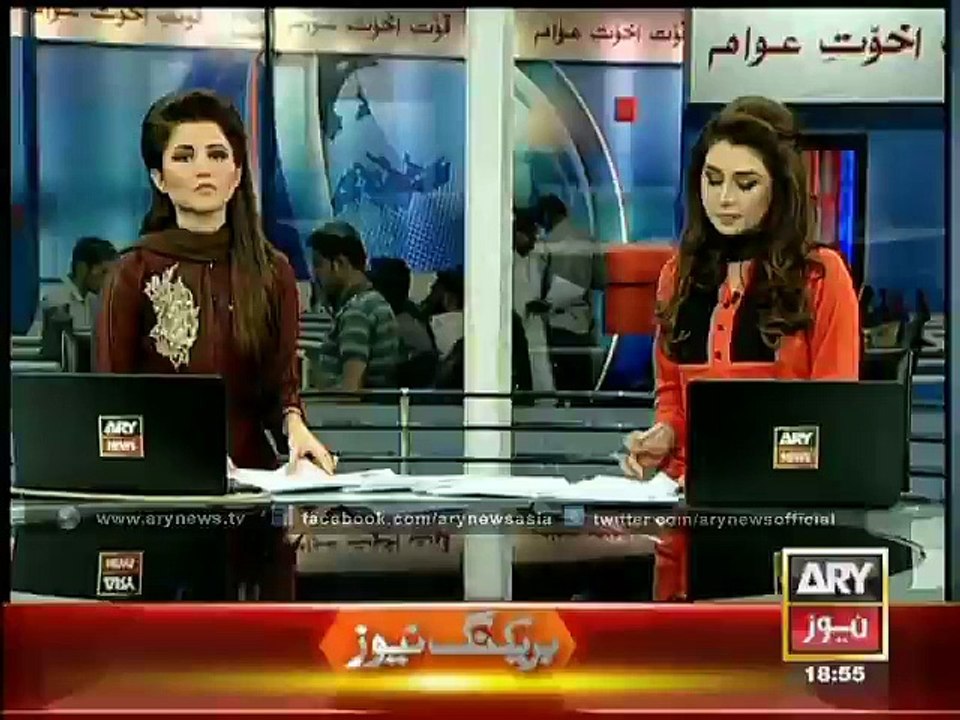 Malik Riaz gives compensation cheques to Karachi fire victims