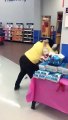 Une employée de Walmart reçoit un coup de boule