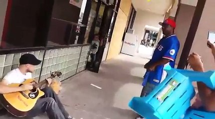 Trois inconnus improvisent un concert de rue.