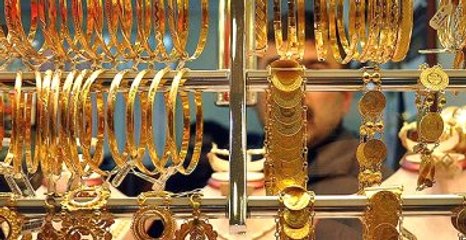Vatandaşlar Altın Satmak İçin Kuyumculara Hücum Etti