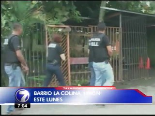 Decomisan fusil, municiones y uniforme policial en allanamiento por asaltos