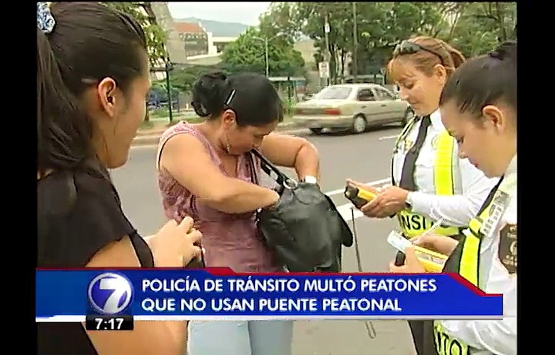 Tránsito multó a 17 peatones por no usar puente peatonal