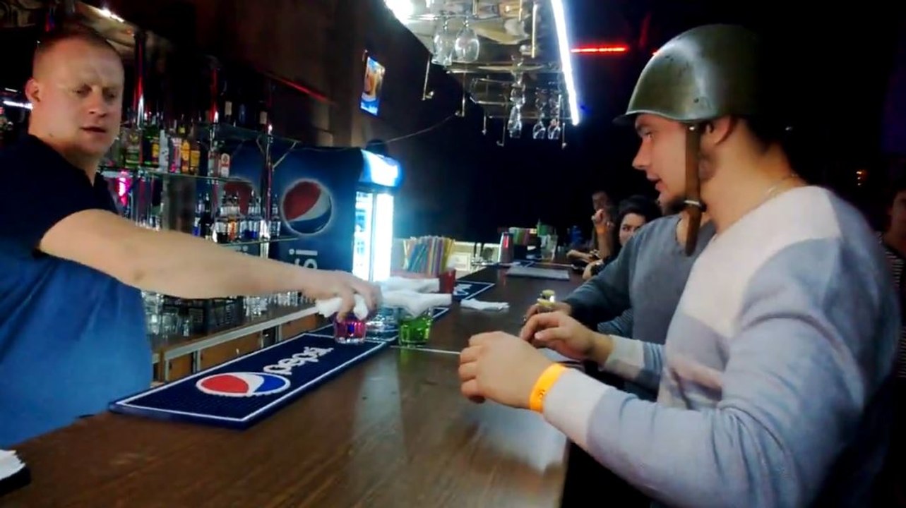 Un bar russe sert des verres d'une façon étrange