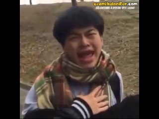 Çığlık Atarken Chandelier'a Bağlayan Genç