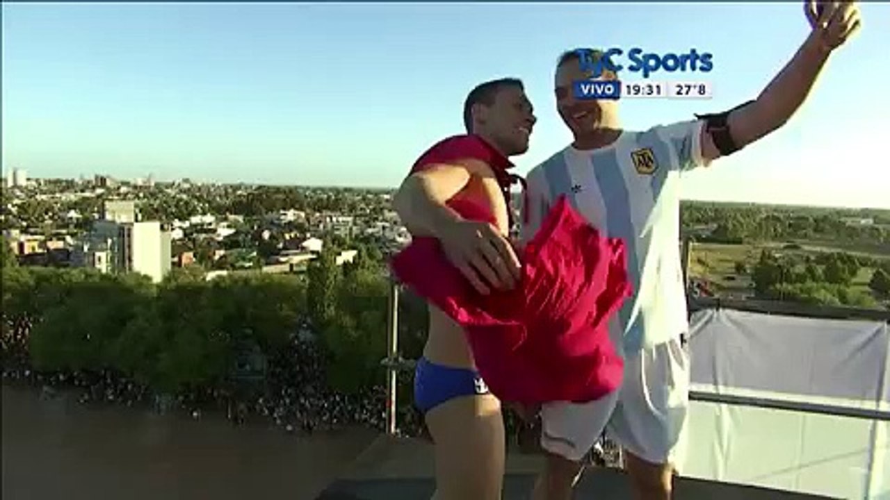 'Superman' checo Michael Navratil saltó desde 27 metros en río de Argentina