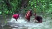 Des femmes africaines font des percussion sur l'eau de la rivière : water drumming!