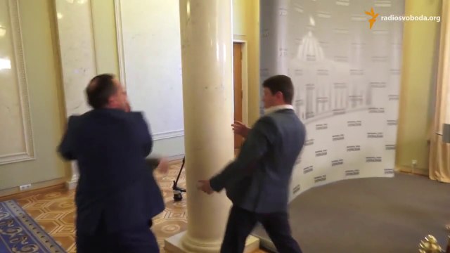 Grosse bagarre entre députés Russes!