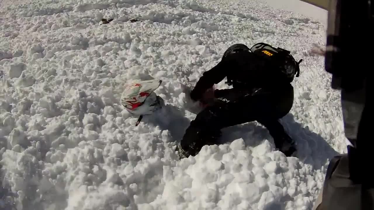 Il déclenche une avalanche en motoneige et se retrouve pris au piège