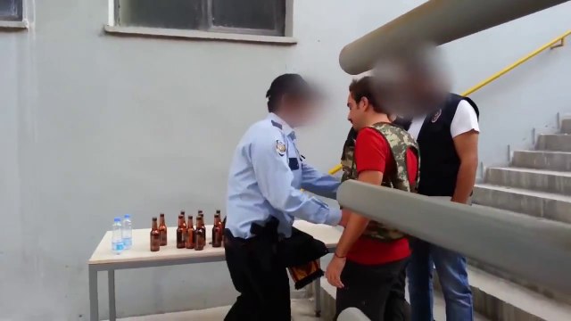 25 boutilles de bière cachées sur un seul supporter Turques!