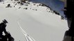 Avalanche impressionnante : des hommes en moto-neige se précipitent pour sauver un homme piégé!