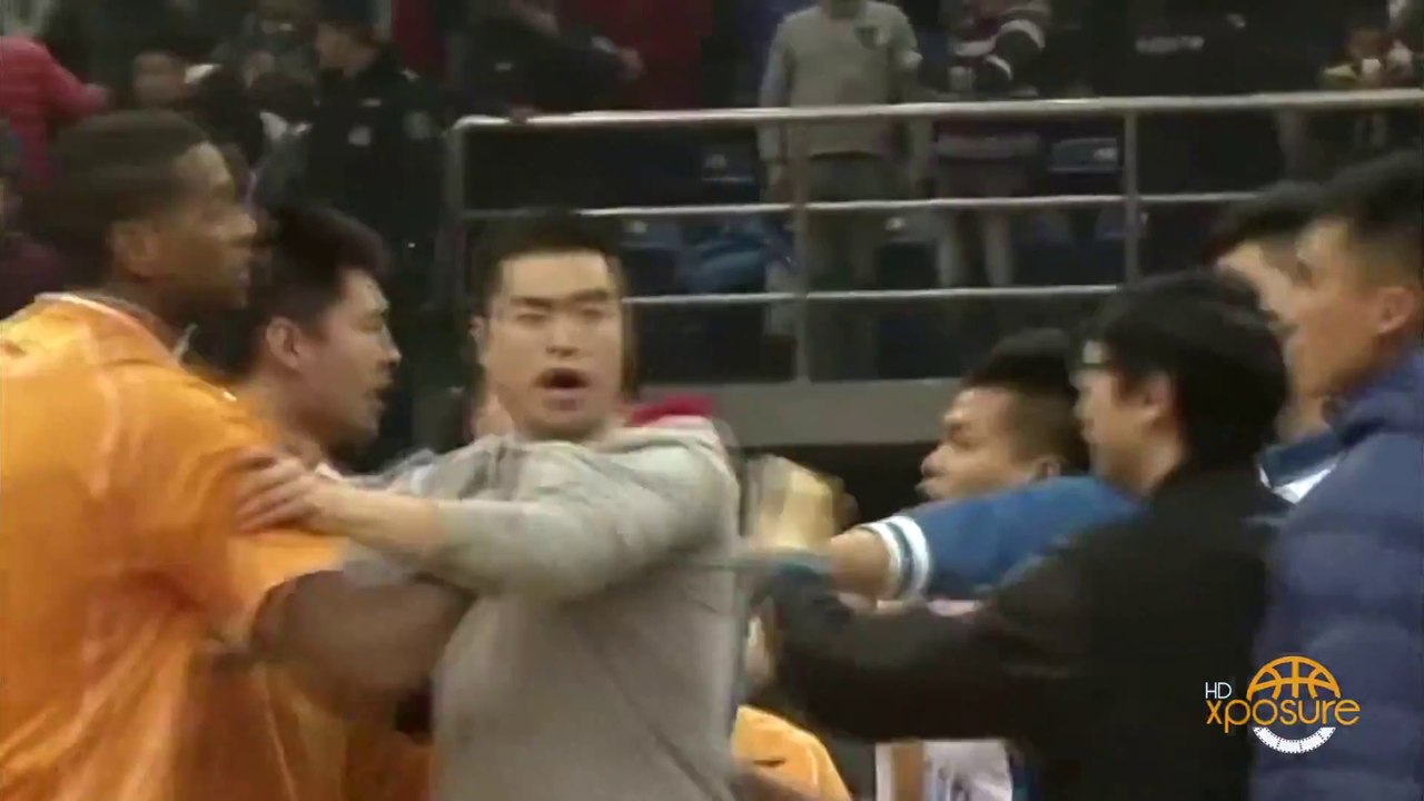 So violent Basketball game : former NBA player very agressive!