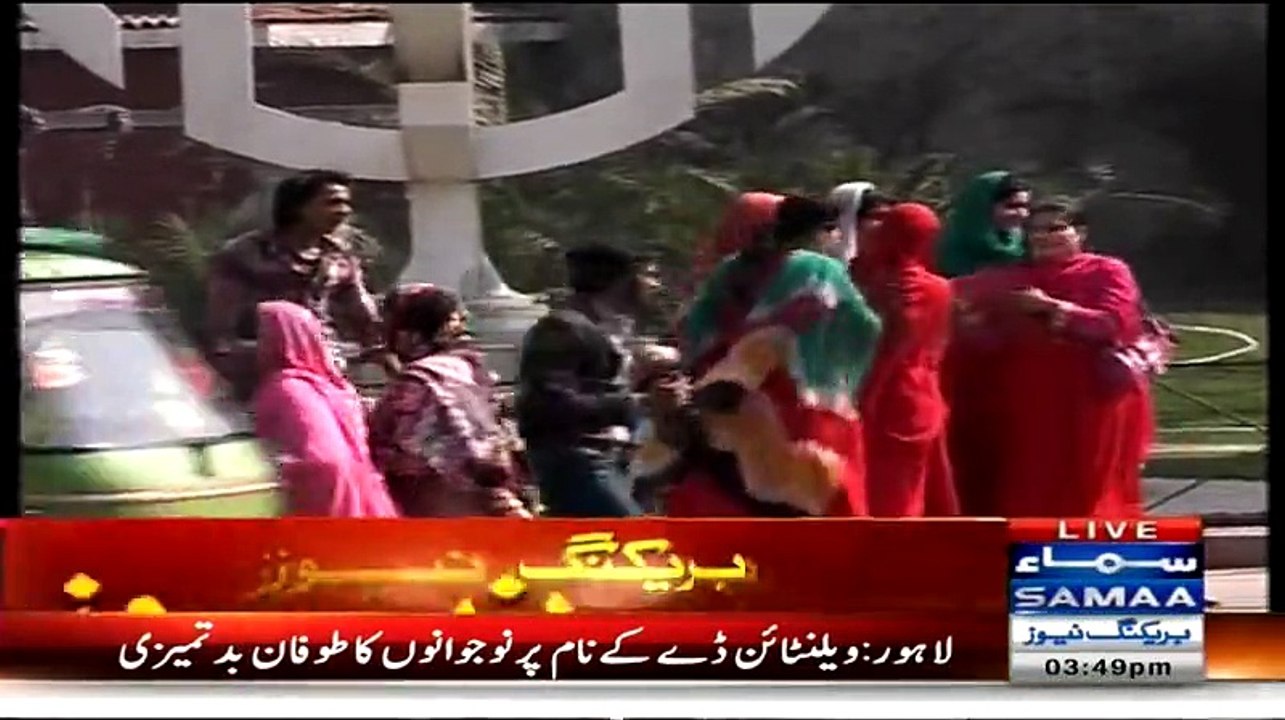 Group Of Boys Teasing Girls Outside College In Lahore - Maan Na Maan Tu Mere Valentine