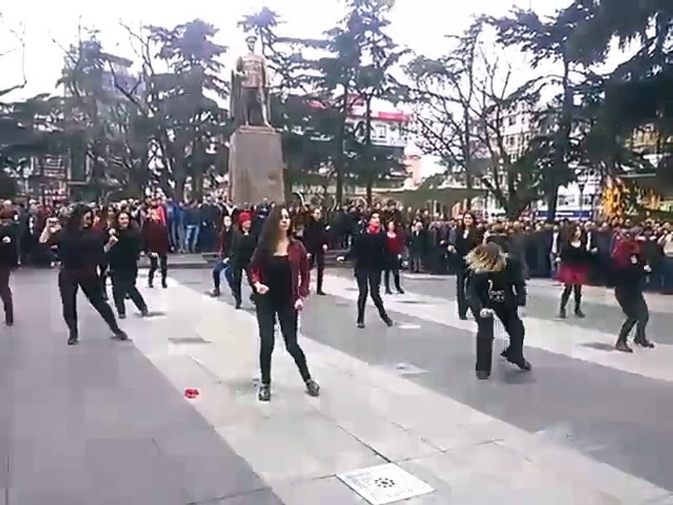Trabzon Meydan Park'ında kadınlar dans etti.