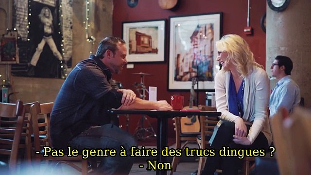 Des hommes piégés par une belle blonde en ford mustang pendant un speed dating