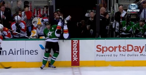 Alex Petrovic passe par-dessus la balustrade après une mise en échec ratée