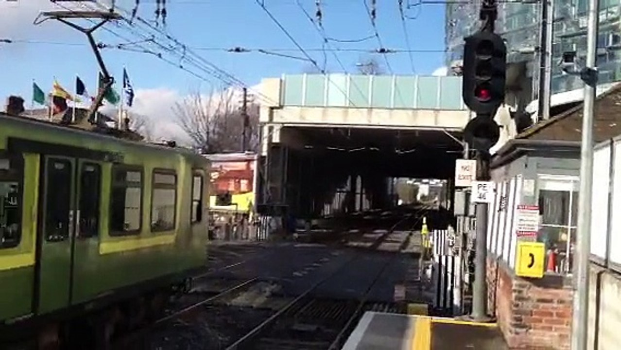 RCT - Rugby : le train passe sous les tribunes du stade à Dublin