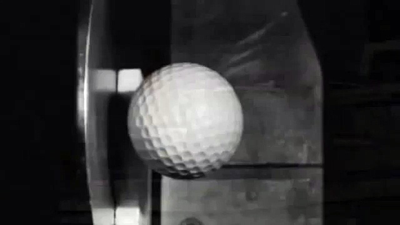 Balle de golf contre une plaque d'acier au ralenti