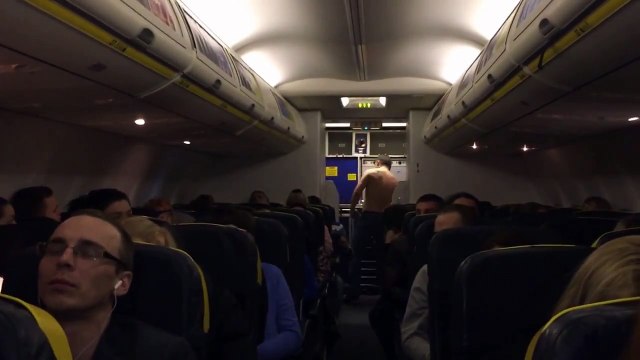 Un passager saoul pète un plomb sur un vol Ryan Air.