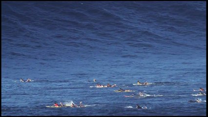 Des surfeurs avalés par une très très grosse vague à Hawaii