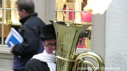 London Street Performer uses Trumpet as Flame Thrower ! Covent Garden