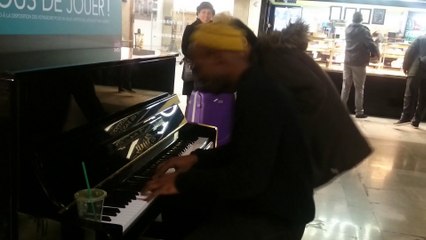 Un duo étonnant improvise un bœuf en pleine gare!