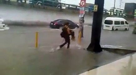 Il porte sa Juliette dans des inondations et tombe dans un trou