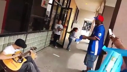 Quelques notes de musique en pleine rue, et la magie opère!