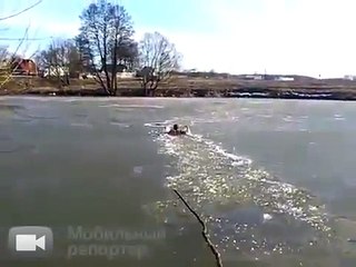 Il brise la glace à mains nues pour aller sauver son chien !