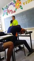 Professora ptista doutrinando alunos