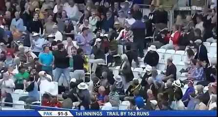 Скачать видео: Shahid Afridi (Pakistan) Huge Six vs Shane Watson (Australia) _ Tune.pk