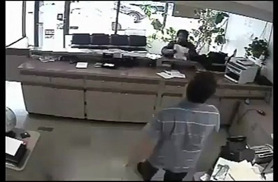 لڑکی سے ہوئی گاڑی بے قابو اور دفتر کے اندر دے ماری اور ایک آفس گرل کو کچل ڈال.