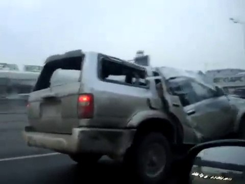 Car Broken but still driving - Разитая машина едет по Москве - Прикол !