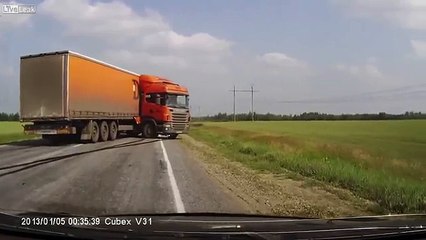 Truck Driver mad U-turn - Бешенный разворот грузовика !