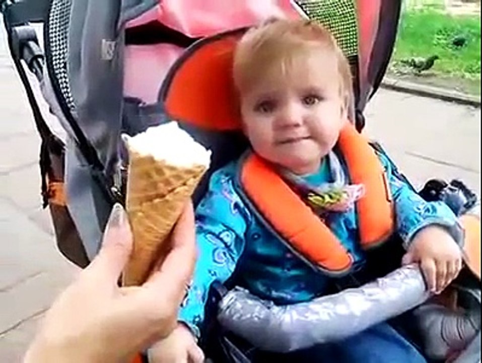 Première glace de sa vie pour un bébé