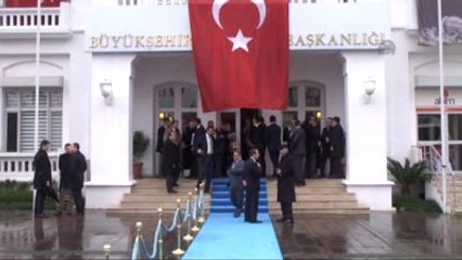 Davutoğlu, Büyükşehir Belediyesini Ziyaret Etti