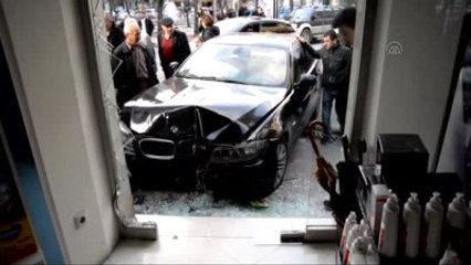 Kontrolden Çıkan Otomobil Eczaneye Çarptı