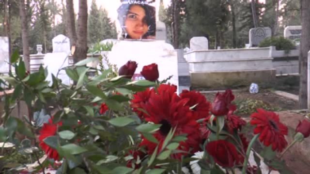 Özgecan'ın Ailesi, Kızlarının Mezarını Ziyaret Etti