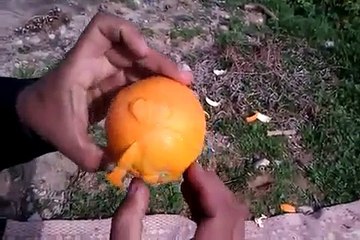 Une drôle de façon d'éplucher une orange...