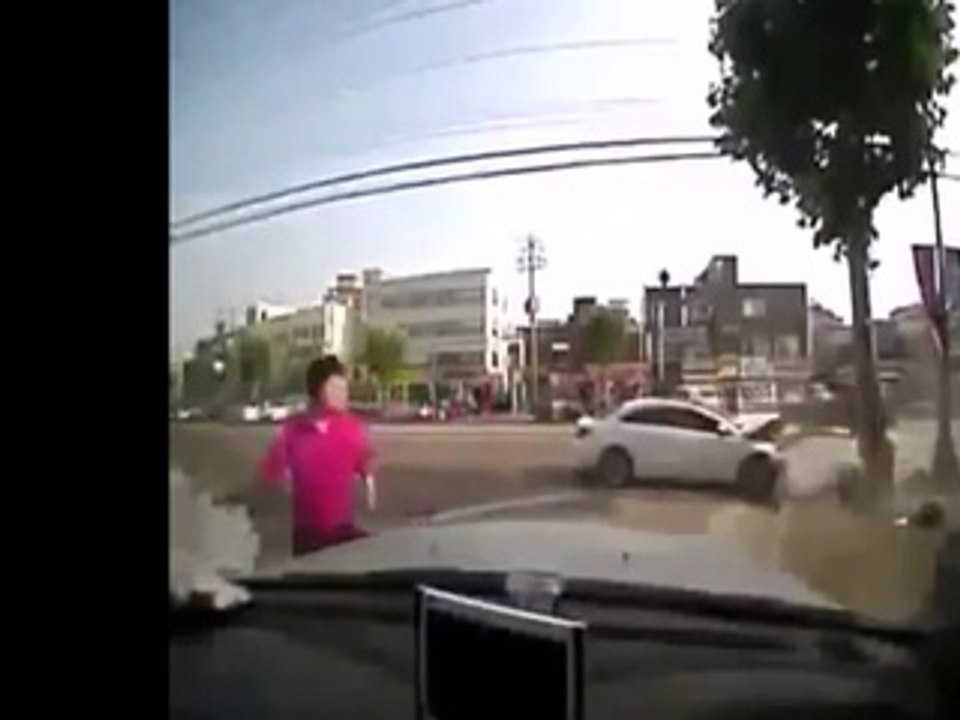 Pedastrain barely escaped from the accident - Autounfall - ident de voiture - incidente d'auto